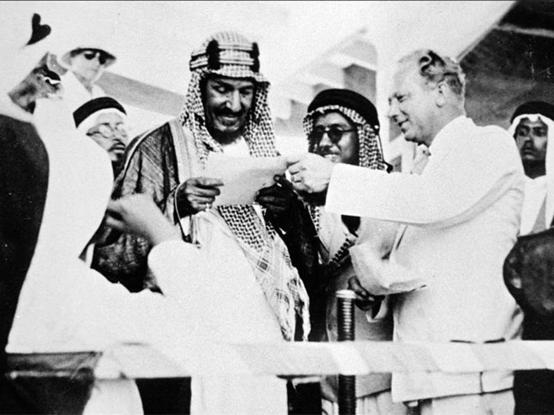 قبل 79 عامًا.. أول ناقلة نفط السعودي برعاية الملك عبد العزيز آل سعود